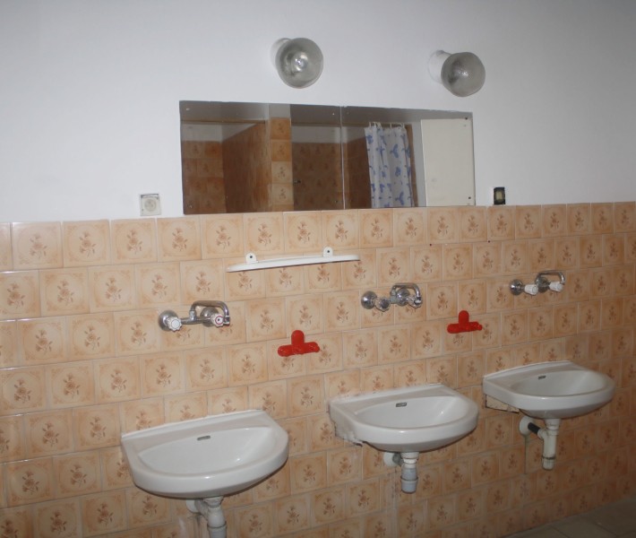 Dom Wczasowy HANKA - wzy sanitarne na korytarzu