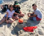 Kormoran - takie zabawy w piasku na plaży