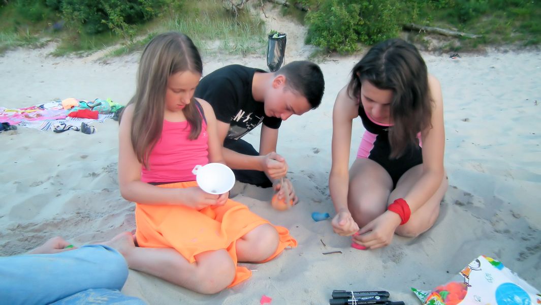Mirbea - zajęcia plastyczne na plaży - gniotki