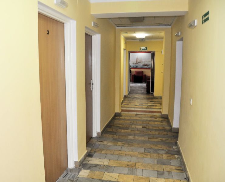 Orodek Wypoczynkowy WIT - korytarz parter - wejcia do pok. z azienkami I pitro