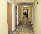 Ośrodek Wypoczynkowy ŚWIT - korytarz parter - wejścia do pok. z łazienkami I piętro