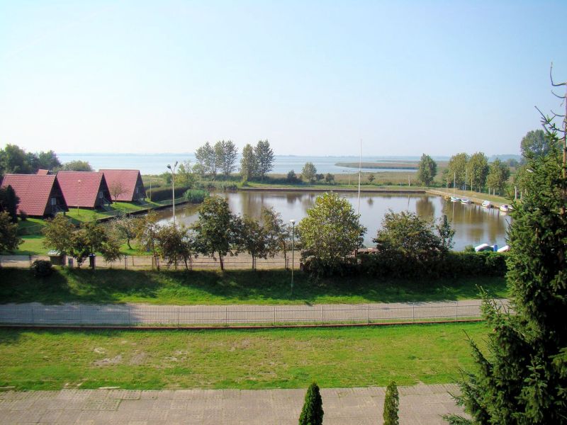 Ośrodek Wypoczynkowy GRÓD PIASTÓW - widok z ośrodka na jezioro Resko Przymorskie