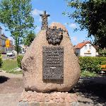 Gościno - głaz narzutowy poświęcony - Pamięci mieszkańcom, którzy tworzyli polskość ziemi gościńskiej