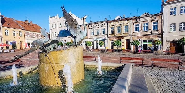 Tuchola - rynek - fontanna z abdziami