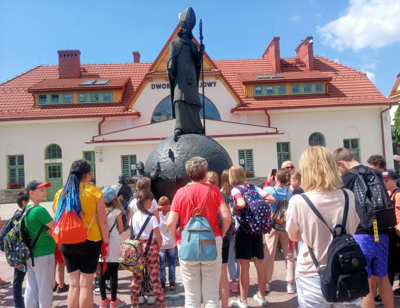 OW Zawojanka - wycieczka do Rabki Zdrj - przy pomniku w. Mikoaja